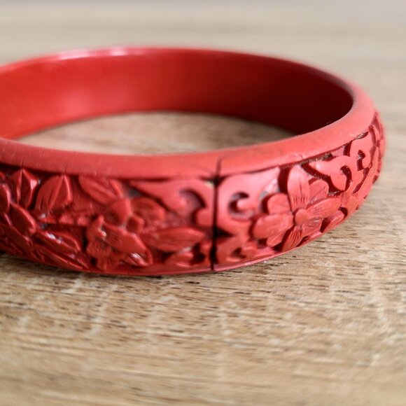 Carved red plastic bangle. - Picture 4 of 5